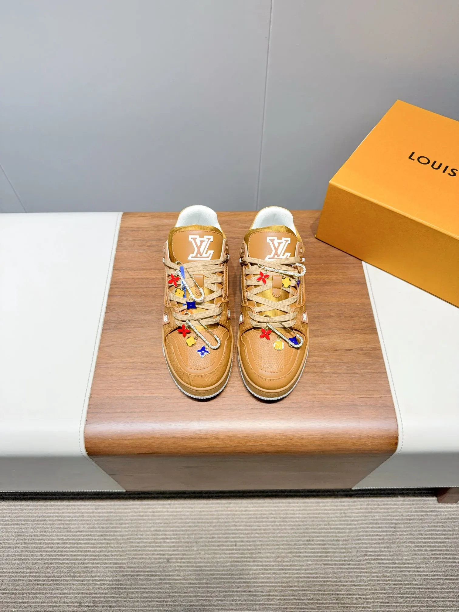 👟👟Ex-factory price 780👟👟Louis Vuitto- Louis Vuitton Couple's Casual Sports Shoes Skateboard Shoes Original purchase, development and production This LV Traine- sports shoe is made of cow leather to create a complex upper, which requires several hours of ingenious sewing to complete. The classic configuration is from the hands of Virgil Ablo-, showing the inspiration of retro basketball shoes. Exquisite packaging at the delivery counter. Fabric: Original customized first-layer cowhide. Inner foot pad: Breathable mesh. Heel height: 3cm. Outsole: Original molded two-color TPU combination outsole. Size: 35-45 (40 for women and 45 for men. Custom-made, non-refundable) (Note: Bulk items do not come with buckles. Please inform us if you need buckles when ordering) Buckle +20